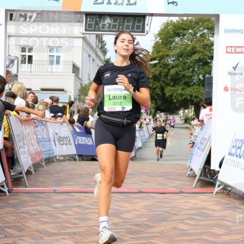 31.08.2025 - 21. Blankeneser Heldenlauf Strokosch-Dieckow http://msf.ph/oto/8667413 31.08.2025 10:57:30 Ziel 3212, 3499, 3503 meine-sportfotos.de