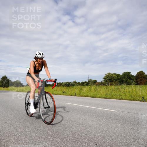 31.08.2025 - Elbe Triathlon Hamburg Michael Burmester http://msf.ph/oto/8667755 31.08.2025 10:55:56 Radfahren 877, 1298, 1443, 1476 meine-sportfotos.de
