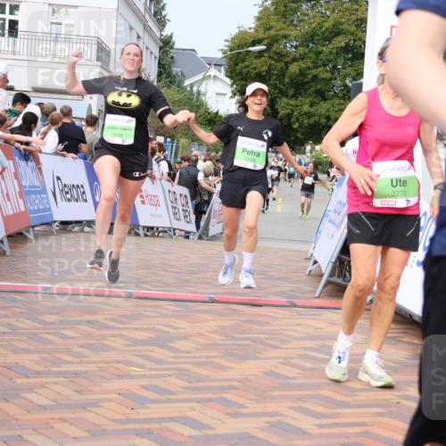 31.08.2025 - 21. Blankeneser Heldenlauf Strokosch-Dieckow http://msf.ph/oto/8667831 31.08.2025 11:15:01 Ziel 3535, 3534, 3586, 3661, 3610, 3270 meine-sportfotos.de