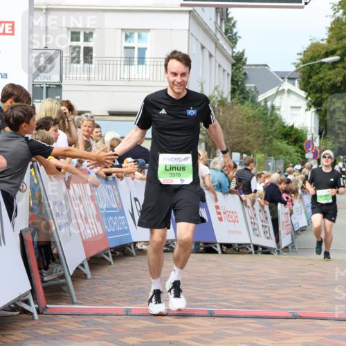31.08.2025 - 21. Blankeneser Heldenlauf Strokosch-Dieckow http://msf.ph/oto/8668295 31.08.2025 10:56:34 Ziel 3378, 3399, 3394 meine-sportfotos.de