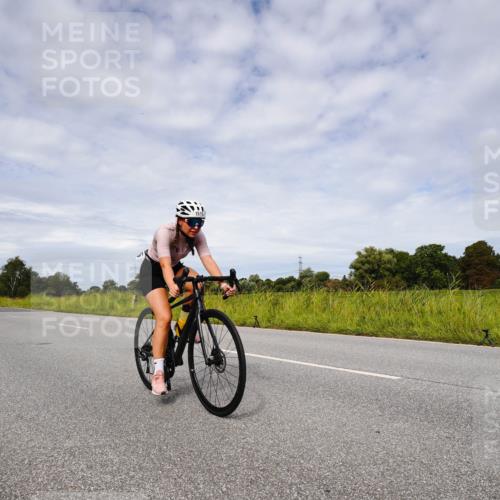31.08.2025 - Elbe Triathlon Hamburg Michael Burmester http://msf.ph/oto/8668303 31.08.2025 11:09:10 Radfahren 1513, 1515 meine-sportfotos.de
