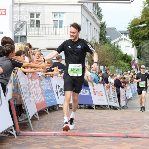 31.08.2025 - 21. Blankeneser Heldenlauf Strokosch-Dieckow http://msf.ph/oto/8668329 31.08.2025 10:56:33 Ziel 3378, 3399, 3394 meine-sportfotos.de