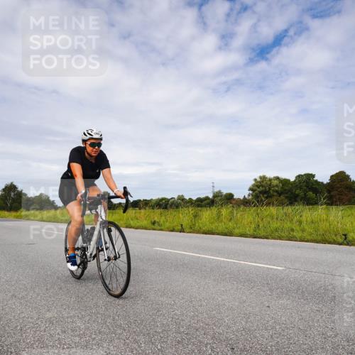 31.08.2025 - Elbe Triathlon Hamburg Michael Burmester http://msf.ph/oto/8668619 31.08.2025 11:19:10 Radfahren 1369, 1385, 1397 meine-sportfotos.de