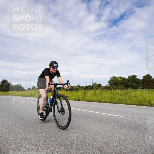 31.08.2025 - Elbe Triathlon Hamburg Michael Burmester http://msf.ph/oto/8668623 31.08.2025 11:19:21 Radfahren 1466, 1467, 1567 meine-sportfotos.de