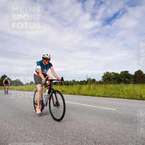 31.08.2025 - Elbe Triathlon Hamburg Michael Burmester http://msf.ph/oto/8668625 31.08.2025 11:19:24 Radfahren 1466, 1467 meine-sportfotos.de