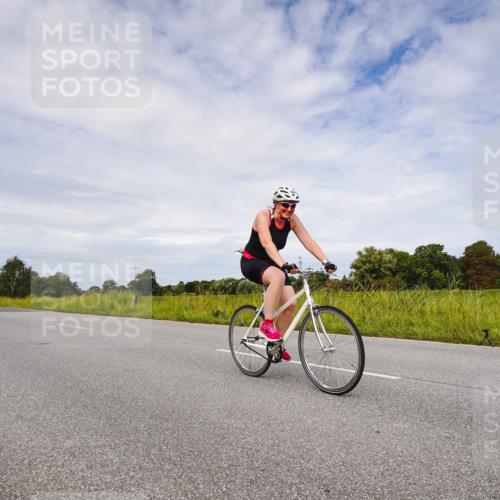 31.08.2025 - Elbe Triathlon Hamburg Michael Burmester http://msf.ph/oto/8668627 31.08.2025 11:19:26 Radfahren 1466, 1467 meine-sportfotos.de
