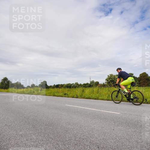 31.08.2025 - Elbe Triathlon Hamburg Michael Burmester http://msf.ph/oto/8668820 31.08.2025 12:06:58 Radfahren  meine-sportfotos.de