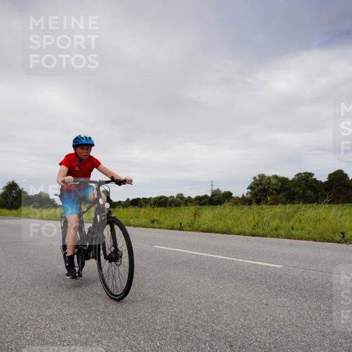 31.08.2025 - Elbe Triathlon Hamburg Michael Burmester http://msf.ph/oto/8668949 31.08.2025 12:38:18 Radfahren 1638, 1642 meine-sportfotos.de