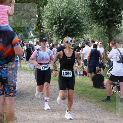 31.08.2025 - Elbe Triathlon Hamburg Luisa Fischer http://msf.ph/oto/8670671 31.08.2025 11:51:29 Laufen 1389, 1390 meine-sportfotos.de