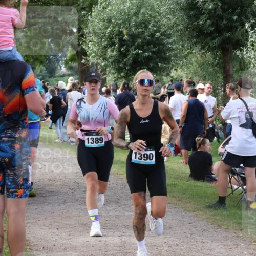 31.08.2025 - Elbe Triathlon Hamburg Luisa Fischer http://msf.ph/oto/8670673 31.08.2025 11:51:29 Laufen 1389, 1390 meine-sportfotos.de