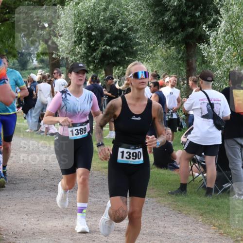 31.08.2025 - Elbe Triathlon Hamburg Luisa Fischer http://msf.ph/oto/8670675 31.08.2025 11:51:30 Laufen 1389, 1390 meine-sportfotos.de