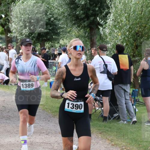 31.08.2025 - Elbe Triathlon Hamburg Luisa Fischer http://msf.ph/oto/8670677 31.08.2025 11:51:30 Laufen 1389, 1390 meine-sportfotos.de