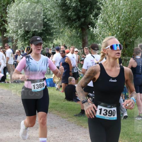 31.08.2025 - Elbe Triathlon Hamburg Luisa Fischer http://msf.ph/oto/8670678 31.08.2025 11:51:30 Laufen 1389, 1390 meine-sportfotos.de