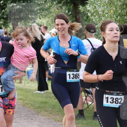 31.08.2025 - Elbe Triathlon Hamburg Luisa Fischer http://msf.ph/oto/8670712 31.08.2025 11:52:32 Laufen 1365, 141, 1382 meine-sportfotos.de