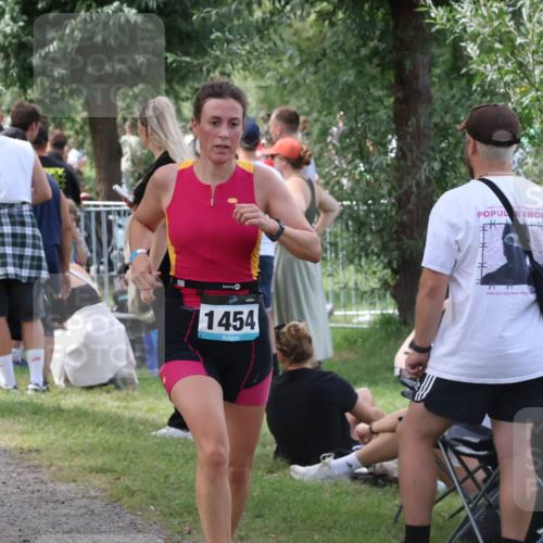 31.08.2025 - Elbe Triathlon Hamburg Luisa Fischer http://msf.ph/oto/8670853 31.08.2025 11:54:07 Laufen 1454 meine-sportfotos.de