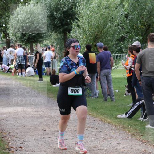 31.08.2025 - Elbe Triathlon Hamburg Luisa Fischer http://msf.ph/oto/8670920 31.08.2025 11:54:18 Laufen 800 meine-sportfotos.de