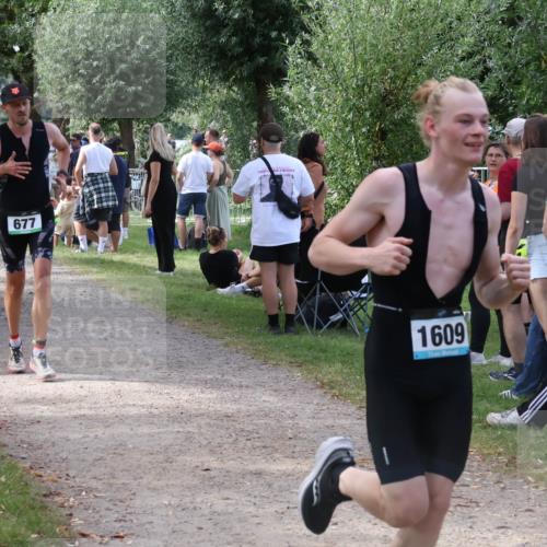 31.08.2025 - Elbe Triathlon Hamburg Luisa Fischer http://msf.ph/oto/8671059 31.08.2025 11:54:59 Laufen 677, 1609 meine-sportfotos.de