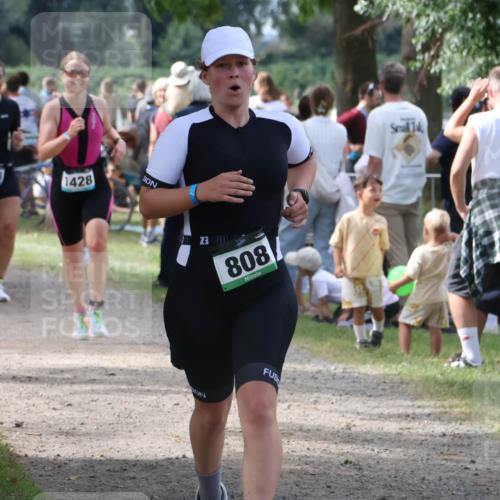 31.08.2025 - Elbe Triathlon Hamburg Luisa Fischer http://msf.ph/oto/8671082 31.08.2025 11:55:07 Laufen 1443, 1428, 23, 30, 808 meine-sportfotos.de