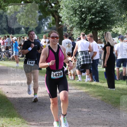 31.08.2025 - Elbe Triathlon Hamburg Luisa Fischer http://msf.ph/oto/8671110 31.08.2025 11:55:12 Laufen 404, 1443, 1428 meine-sportfotos.de