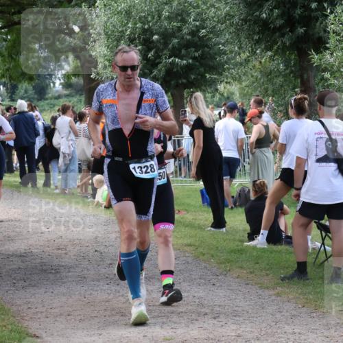 31.08.2025 - Elbe Triathlon Hamburg Luisa Fischer http://msf.ph/oto/8671364 31.08.2025 11:56:30 Laufen 869, 1328, 50 meine-sportfotos.de