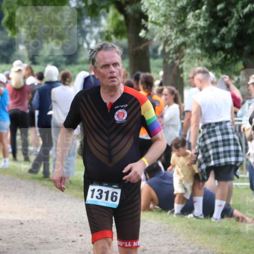 31.08.2025 - Elbe Triathlon Hamburg Luisa Fischer http://msf.ph/oto/8671601 31.08.2025 11:58:16 Laufen 1333, 1910, 1316 meine-sportfotos.de