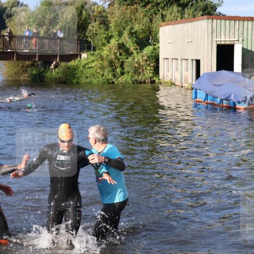 31.08.2025 - Elbe Triathlon Hamburg Luisa Fischer http://msf.ph/oto/8671706 31.08.2025 08:32:09 Schwimmen 166, 185 meine-sportfotos.de