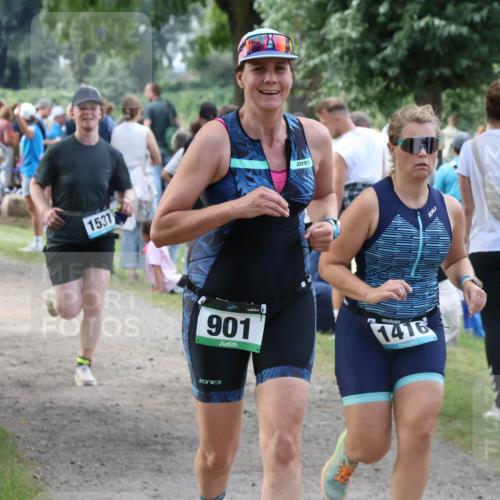 31.08.2025 - Elbe Triathlon Hamburg Luisa Fischer http://msf.ph/oto/8671836 31.08.2025 12:00:16 Laufen 1324, 1531, 901, 1416, 3 meine-sportfotos.de