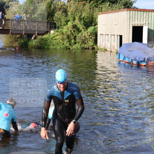 31.08.2025 - Elbe Triathlon Hamburg Luisa Fischer http://msf.ph/oto/8671950 31.08.2025 08:33:34 Schwimmen 195, 198 meine-sportfotos.de