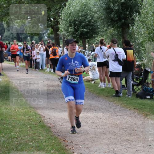 31.08.2025 - Elbe Triathlon Hamburg Luisa Fischer http://msf.ph/oto/8672025 31.08.2025 12:00:52 Laufen 151, 1409, 1395 meine-sportfotos.de