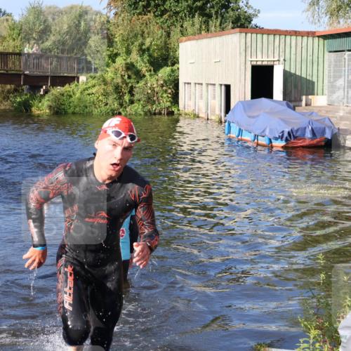 31.08.2025 - Elbe Triathlon Hamburg Luisa Fischer http://msf.ph/oto/8673071 31.08.2025 08:41:26 Schwimmen 382 meine-sportfotos.de