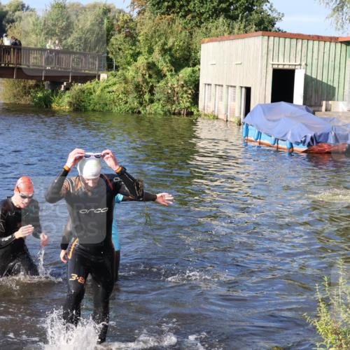 31.08.2025 - Elbe Triathlon Hamburg Luisa Fischer http://msf.ph/oto/8673104 31.08.2025 08:41:43 Schwimmen 332, 340 meine-sportfotos.de