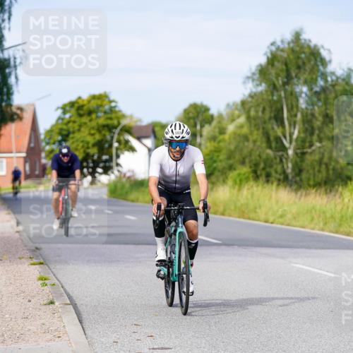 31.08.2025 - Elbe Triathlon Hamburg Michael Burmester http://msf.ph/oto/8673483 31.08.2025 10:12:04 Radfahren 402, 593, 852, 882 meine-sportfotos.de
