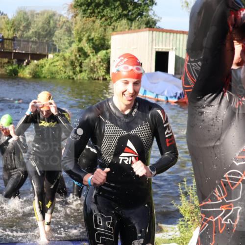 31.08.2025 - Elbe Triathlon Hamburg Luisa Fischer http://msf.ph/oto/8673836 31.08.2025 08:45:59 Schwimmen 260, 261, 285, 324, 334, 360 meine-sportfotos.de
