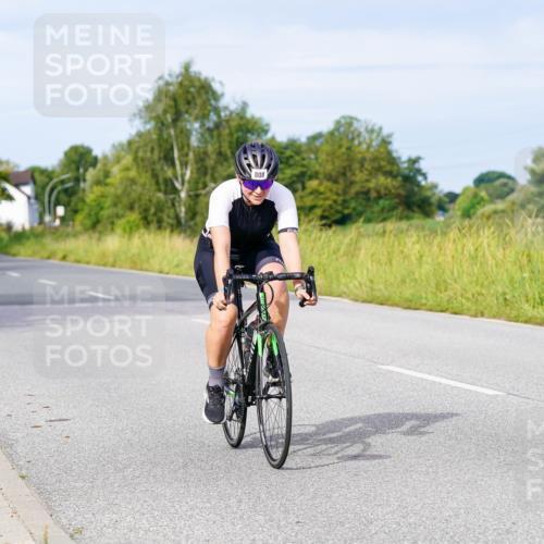 31.08.2025 - Elbe Triathlon Hamburg Michael Burmester http://msf.ph/oto/8675365 31.08.2025 10:19:32 Radfahren 657, 760, 808, 915, 932 meine-sportfotos.de