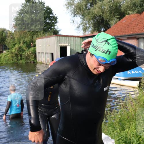 31.08.2025 - Elbe Triathlon Hamburg Luisa Fischer http://msf.ph/oto/8676046 31.08.2025 09:03:36 Schwimmen 394, 582, 619 meine-sportfotos.de