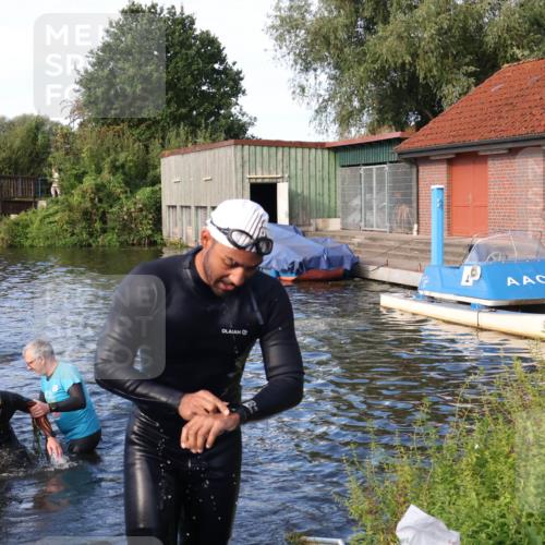 31.08.2025 - Elbe Triathlon Hamburg Luisa Fischer http://msf.ph/oto/8676061 31.08.2025 09:03:49 Schwimmen 387, 483 meine-sportfotos.de