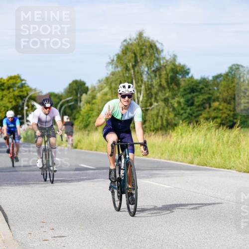 31.08.2025 - Elbe Triathlon Hamburg Michael Burmester http://msf.ph/oto/8676353 31.08.2025 10:23:45 Radfahren 945, 1065, 1091, 1095 meine-sportfotos.de