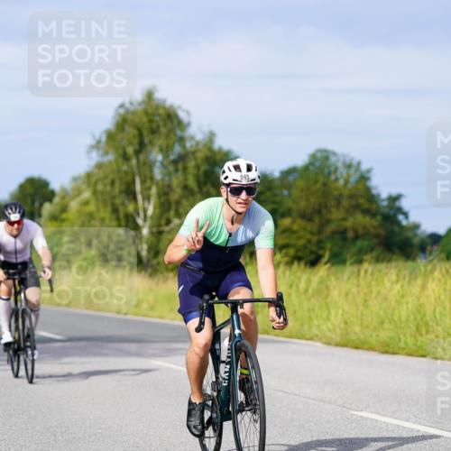 31.08.2025 - Elbe Triathlon Hamburg Michael Burmester http://msf.ph/oto/8676362 31.08.2025 10:23:46 Radfahren 818, 945, 1065, 1091, 1095, 1109 meine-sportfotos.de