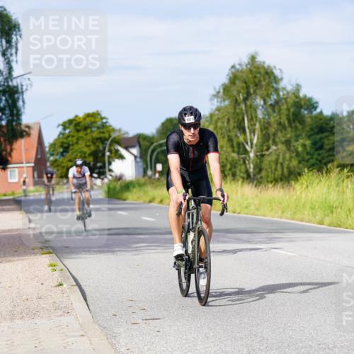 31.08.2025 - Elbe Triathlon Hamburg Michael Burmester http://msf.ph/oto/8676624 31.08.2025 10:24:43 Radfahren 594, 677, 863, 979, 994, 1075, 1080 meine-sportfotos.de