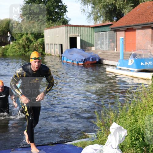 31.08.2025 - Elbe Triathlon Hamburg Luisa Fischer http://msf.ph/oto/8676763 31.08.2025 09:10:37 Schwimmen 454, 499, 603, 655 meine-sportfotos.de