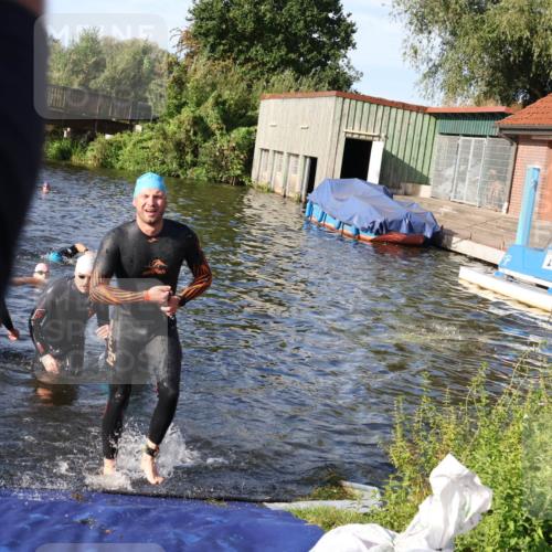 31.08.2025 - Elbe Triathlon Hamburg Luisa Fischer http://msf.ph/oto/8676845 31.08.2025 09:11:09 Schwimmen 557, 574 meine-sportfotos.de