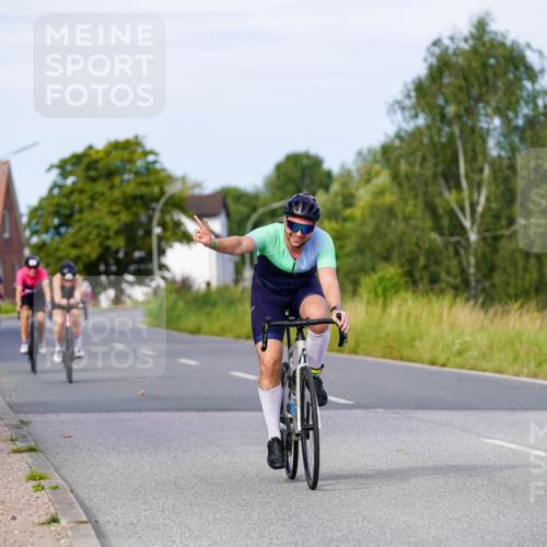 31.08.2025 - Elbe Triathlon Hamburg Michael Burmester http://msf.ph/oto/8677062 31.08.2025 10:26:57 Radfahren 830, 853, 992 meine-sportfotos.de