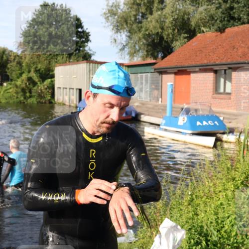 31.08.2025 - Elbe Triathlon Hamburg Luisa Fischer http://msf.ph/oto/8677110 31.08.2025 09:13:53 Schwimmen 611, 631, 695 meine-sportfotos.de