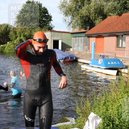 31.08.2025 - Elbe Triathlon Hamburg Luisa Fischer http://msf.ph/oto/8677126 31.08.2025 09:14:07 Schwimmen 563, 608 meine-sportfotos.de