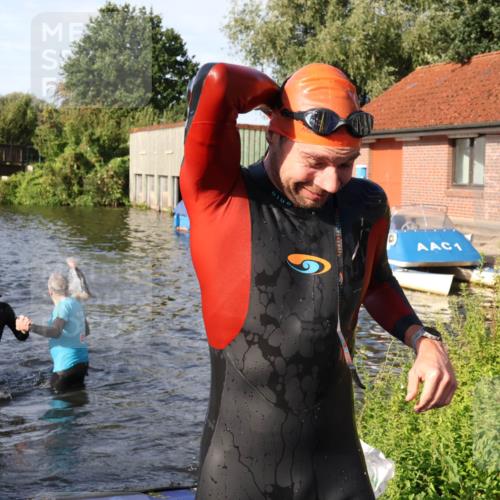 31.08.2025 - Elbe Triathlon Hamburg Luisa Fischer http://msf.ph/oto/8677129 31.08.2025 09:14:08 Schwimmen 563, 608, 659 meine-sportfotos.de