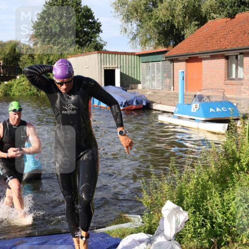 31.08.2025 - Elbe Triathlon Hamburg Luisa Fischer http://msf.ph/oto/8677210 31.08.2025 09:14:49 Schwimmen 427, 629, 715, 724, 746 meine-sportfotos.de
