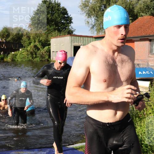 31.08.2025 - Elbe Triathlon Hamburg Luisa Fischer http://msf.ph/oto/8677239 31.08.2025 09:14:58 Schwimmen 427, 466, 605, 610, 715, 716, 724, 728 meine-sportfotos.de