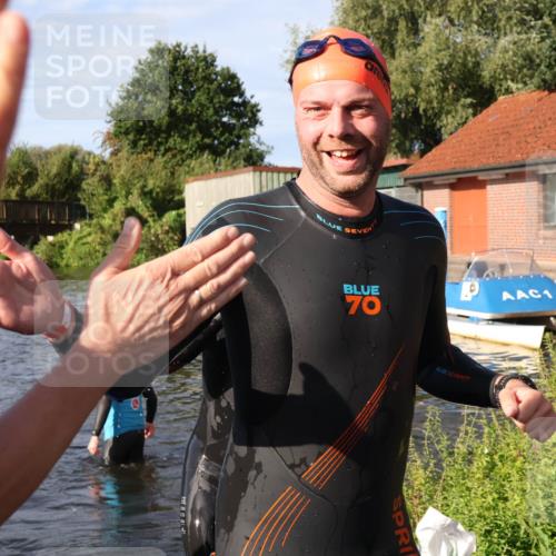 31.08.2025 - Elbe Triathlon Hamburg Luisa Fischer http://msf.ph/oto/8677326 31.08.2025 09:15:24 Schwimmen 419, 567, 625, 660, 725 meine-sportfotos.de
