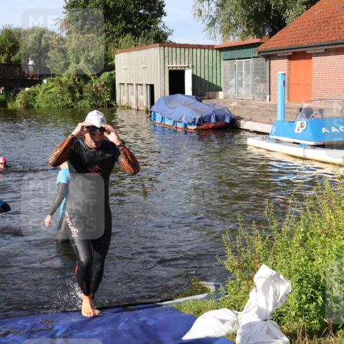 31.08.2025 - Elbe Triathlon Hamburg Luisa Fischer http://msf.ph/oto/8677361 31.08.2025 09:16:20 Schwimmen 678 meine-sportfotos.de