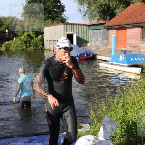 31.08.2025 - Elbe Triathlon Hamburg Luisa Fischer http://msf.ph/oto/8677366 31.08.2025 09:16:21 Schwimmen 590, 678 meine-sportfotos.de